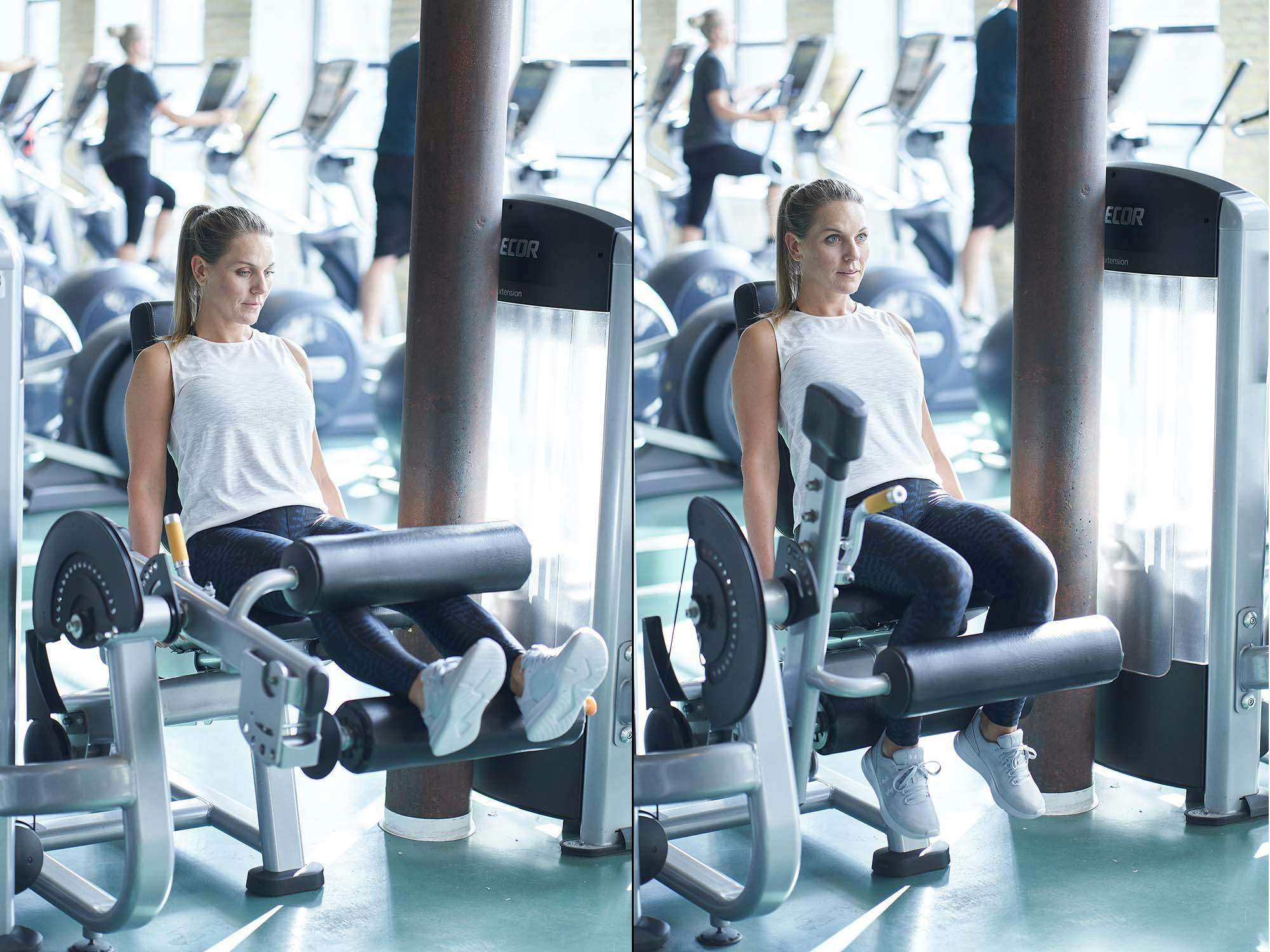 Kvinde, der laver leg curl på maskine.