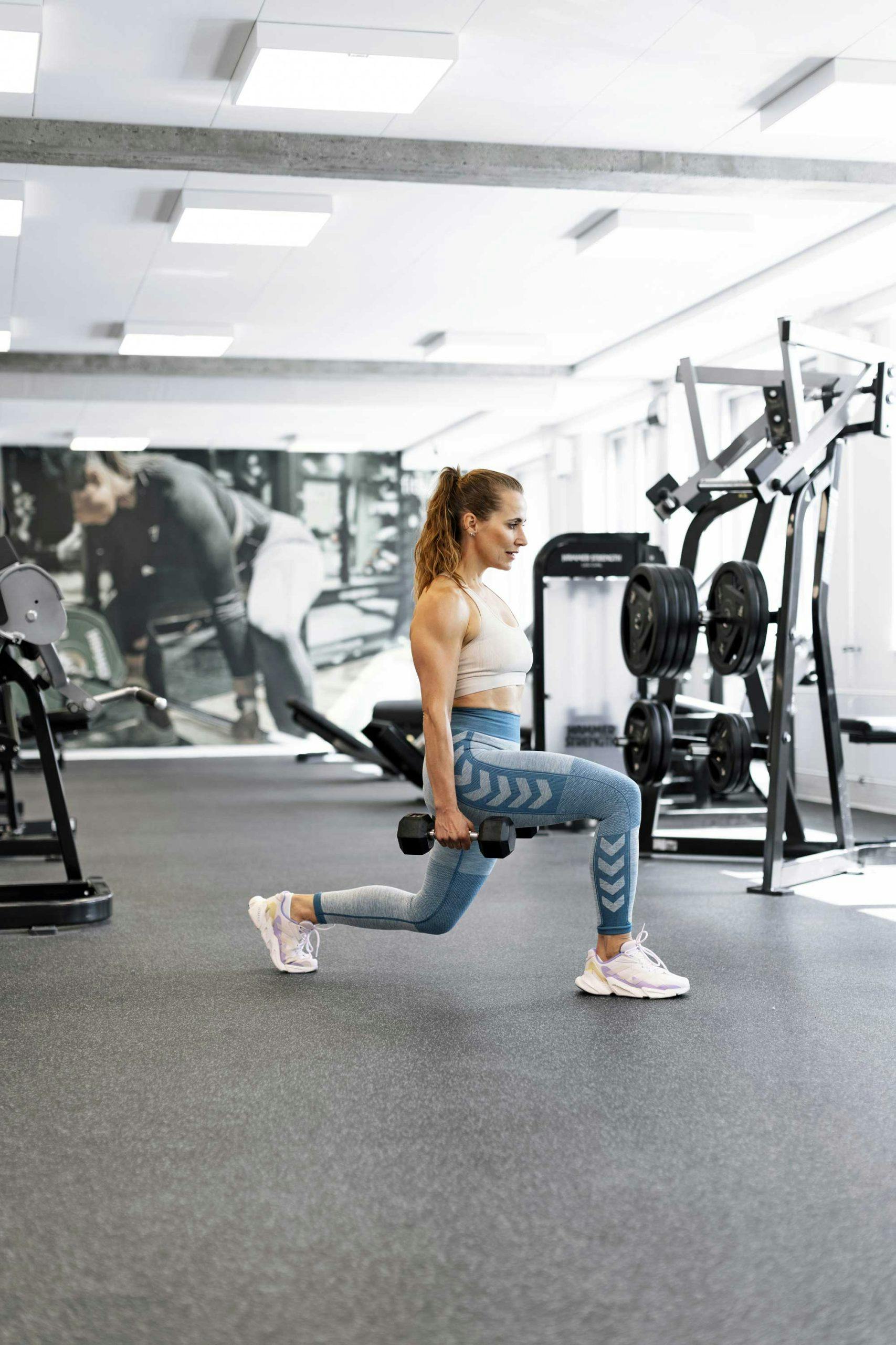 Kvinder laver lunges