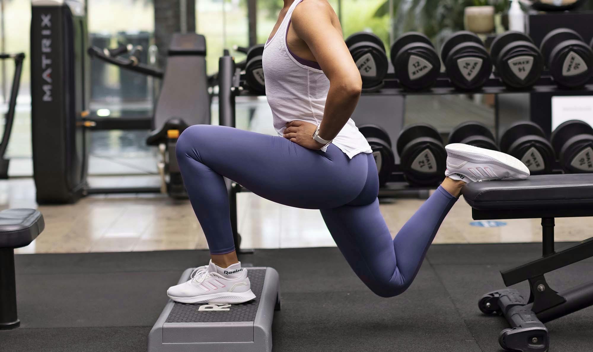 Kvinna som gör utfall