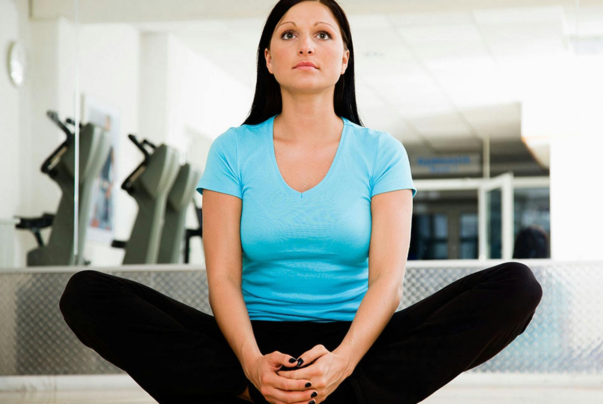 Nainen hoitaa nivuskipuja venyttelyllä