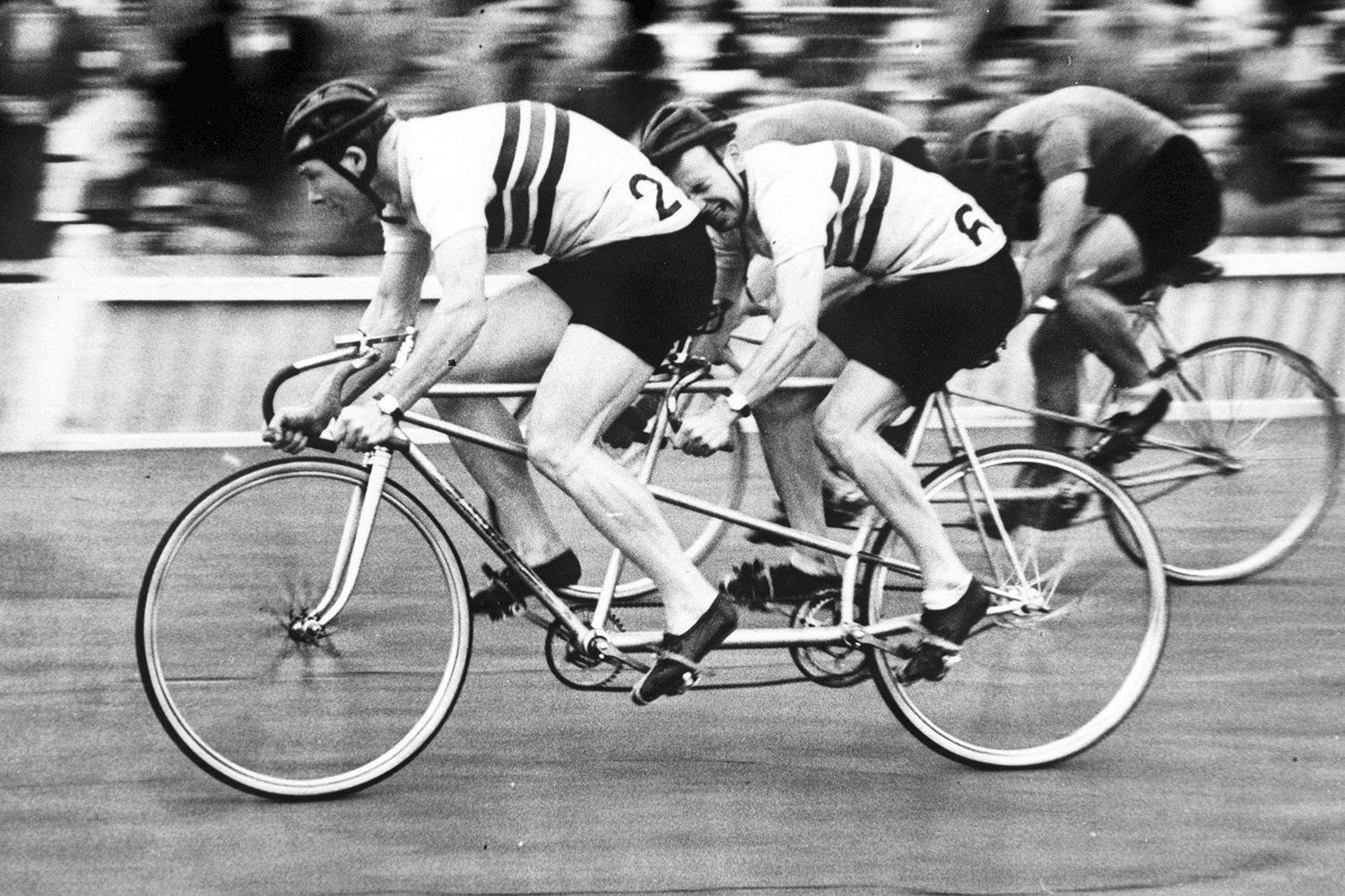 To menn sykler på tandemsykkel under OL i London i 1948