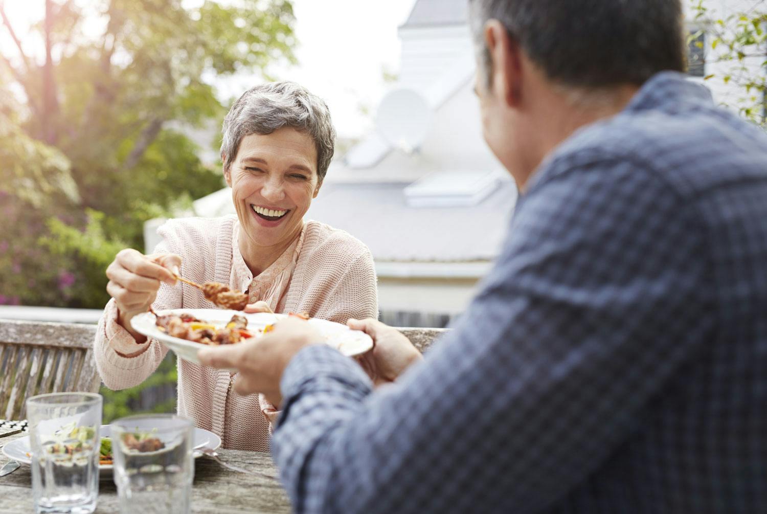 Kvinner og menn spiser forskjellig – og kvinner trenger vanligvis færre kalorier enn menn. Så når de beregner sitt likevektsinntak med I FORMs kalorikalkulator, vil kvinnens inntak være minst.