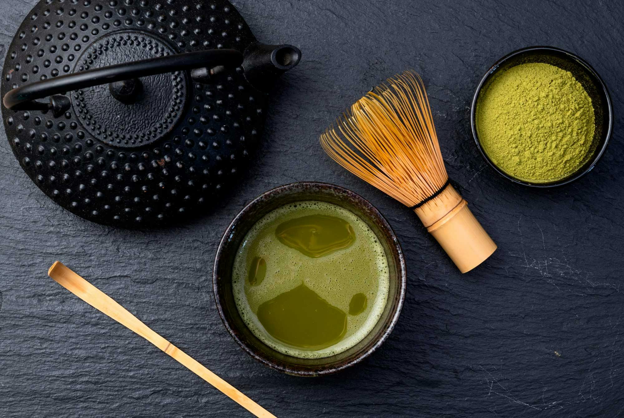 Matcha te seremoni-redskaper fra skål til matcha pisk