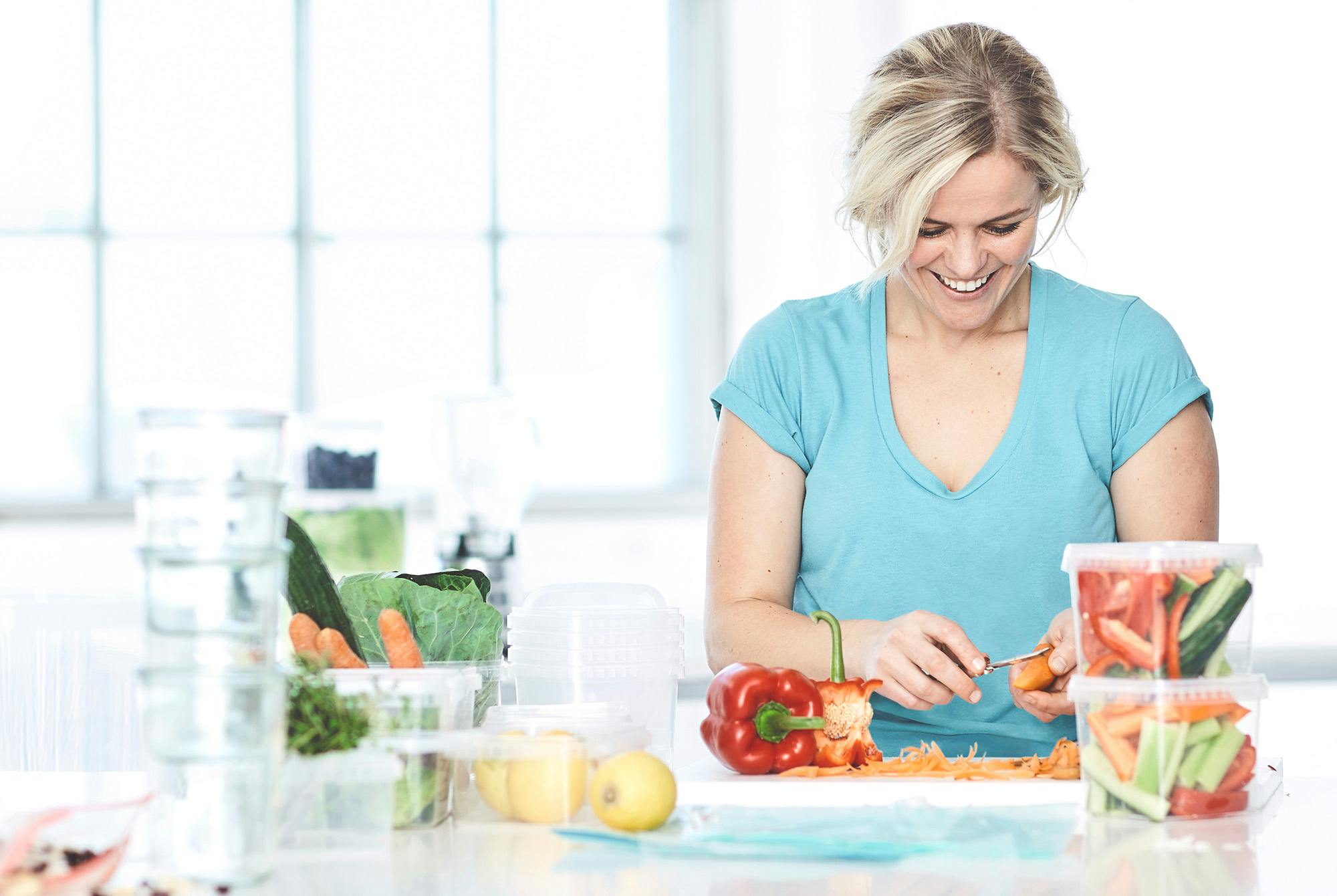 kvinna som gör meal prepping – meal-prep