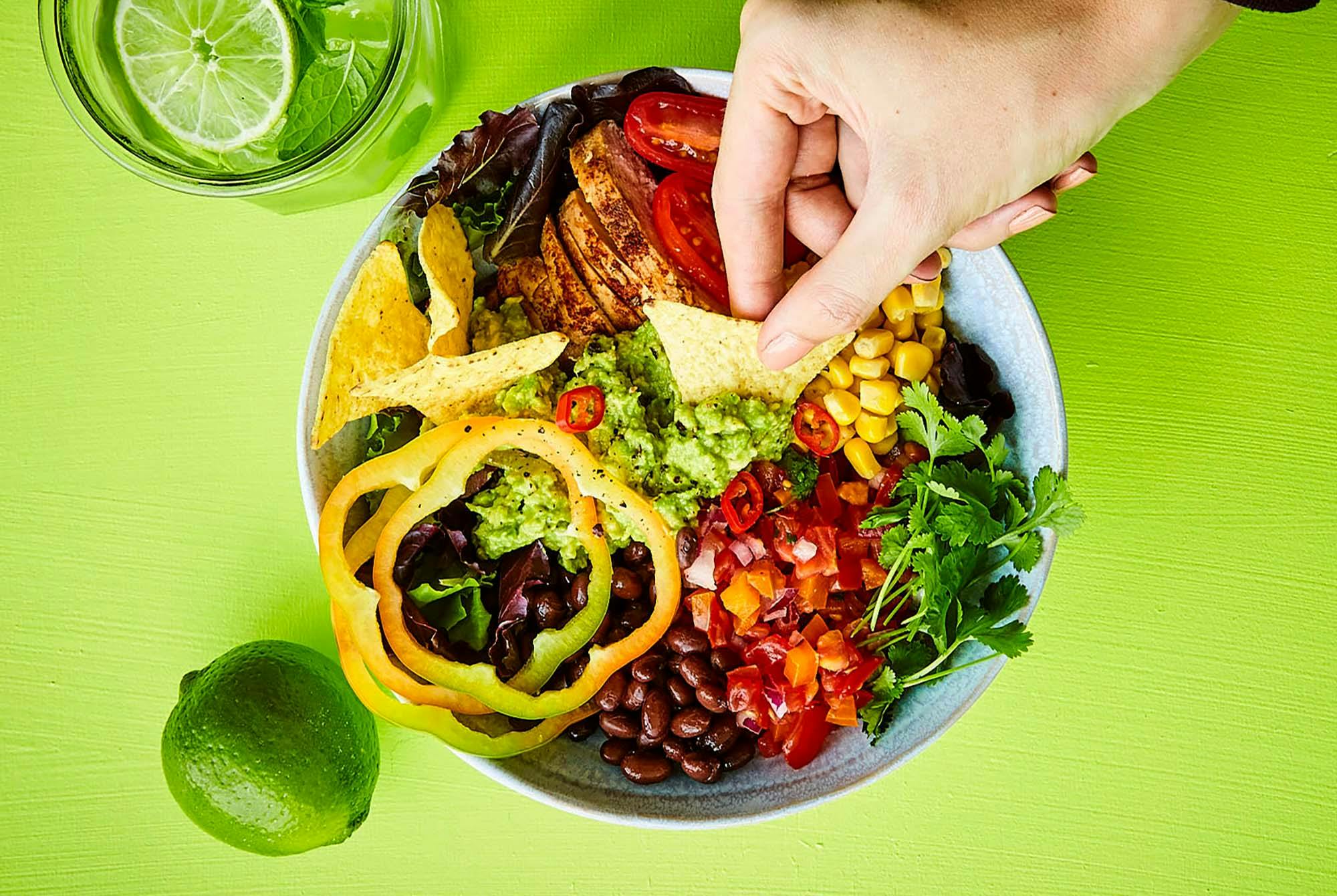 Meksikansk bowl med spicy kylling, tomatsalsa og guacamole