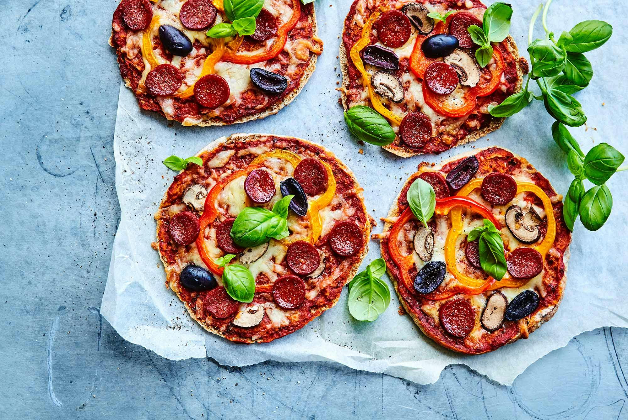 Minipizzaer med oliven, svampe, peberfrugt og chorizo pølse
