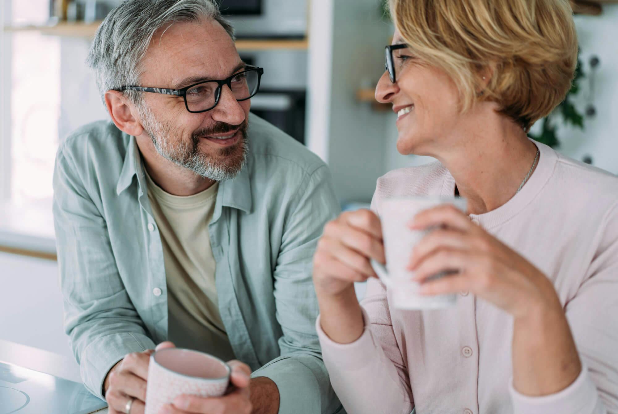 Nainen ja mies juovat kahvia pätkäpaaston aikana