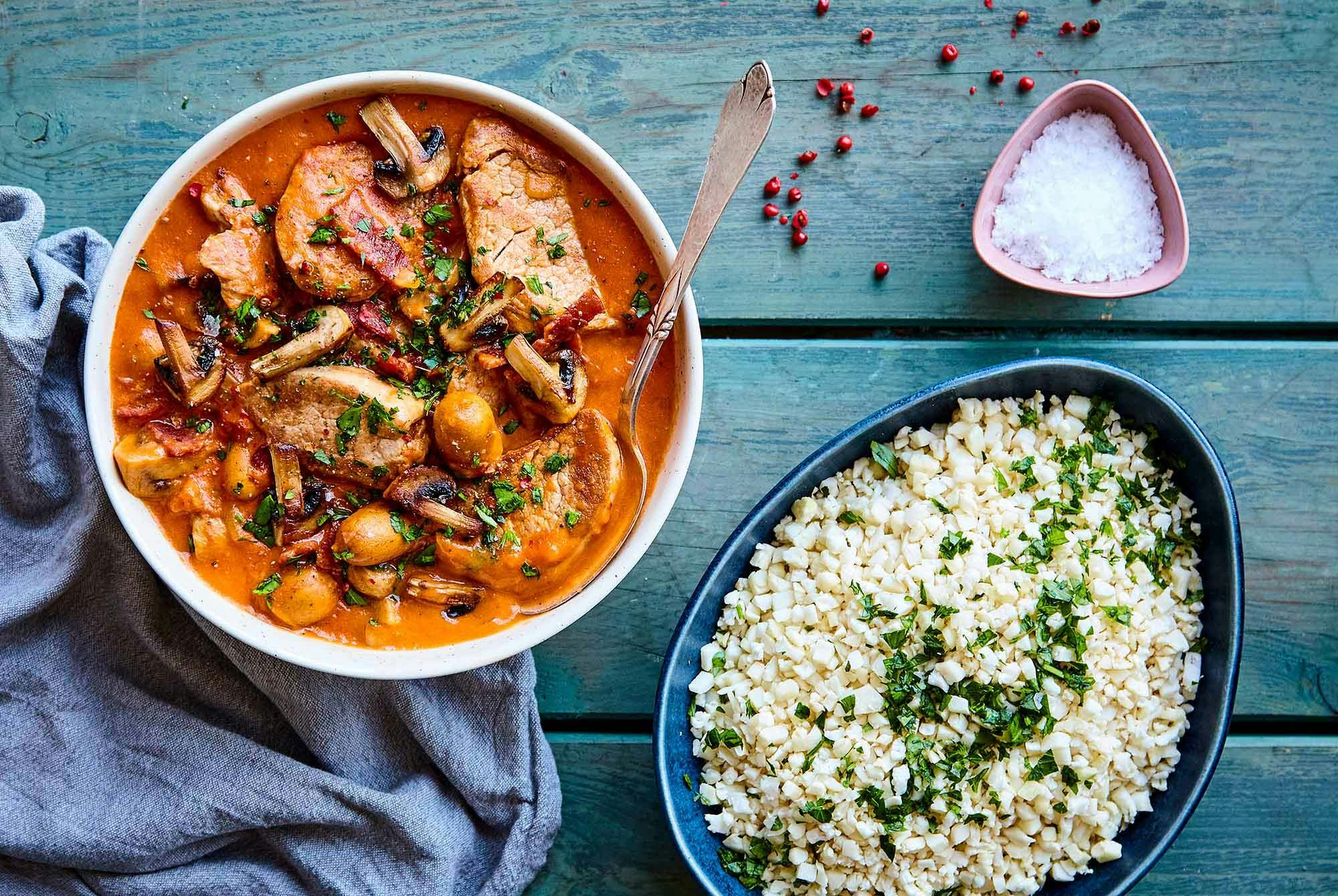 Fläskfilégryta med kalkonbacon och blomkålsris