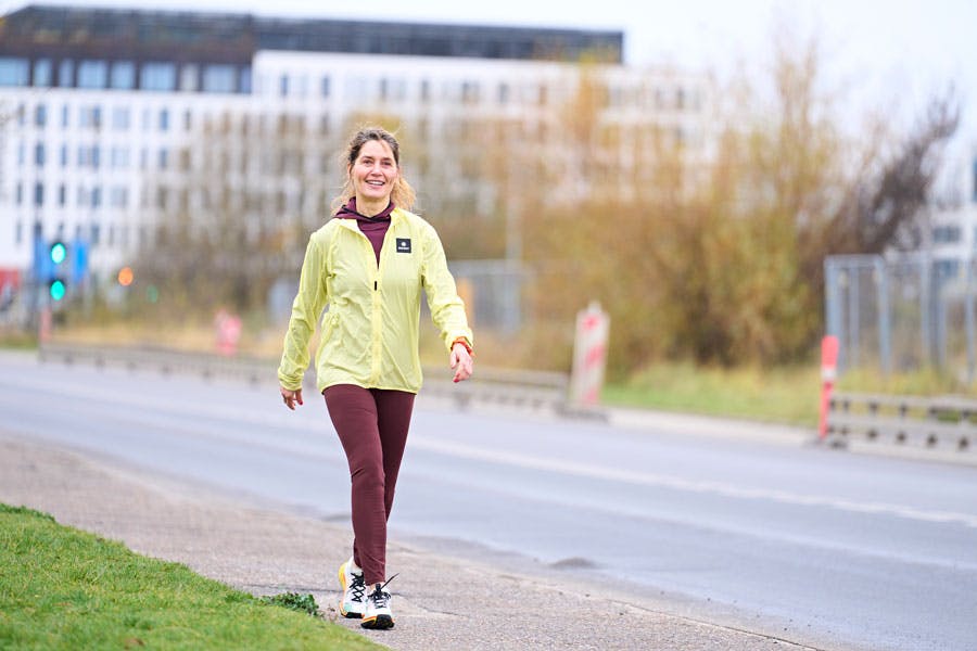 Kvinde i træningstøj ude at gå en tur om morgenen