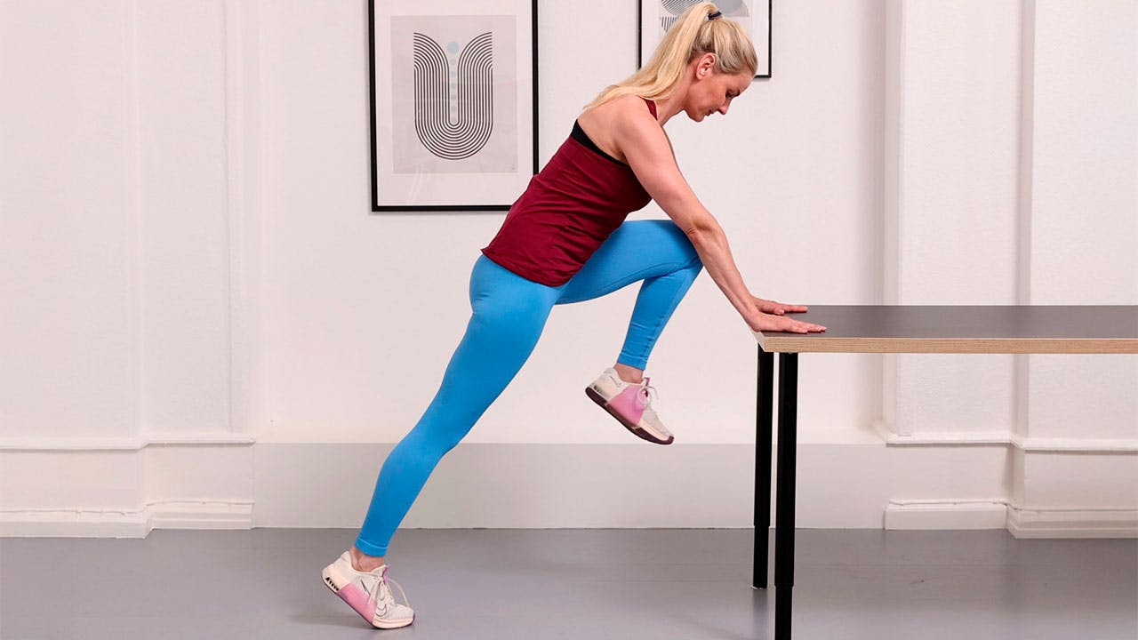 Kvinde laver stående mountain climbers