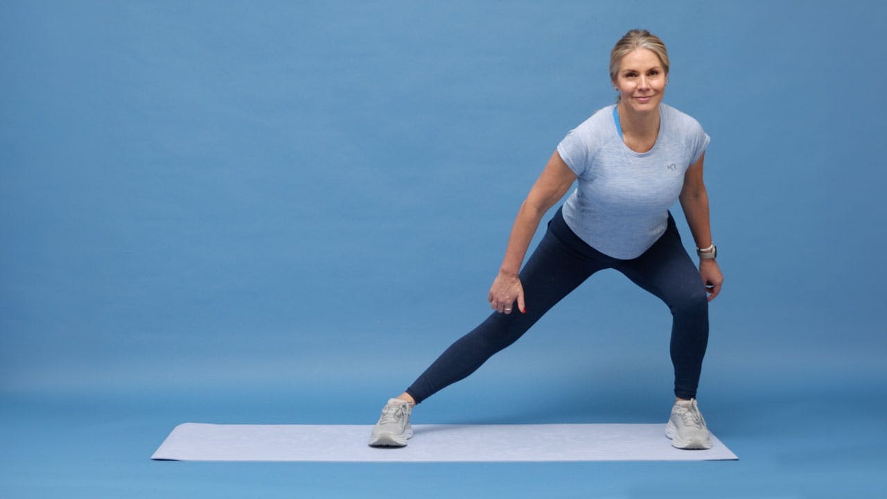 Kvinna styrketränar