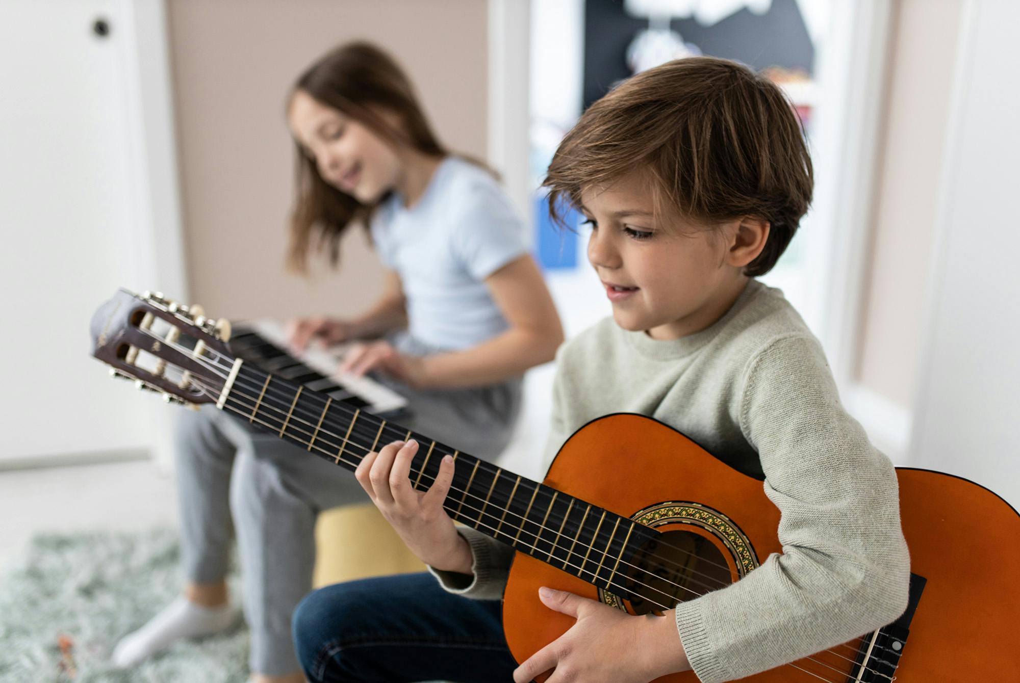 Lapset soittavat musiikkia