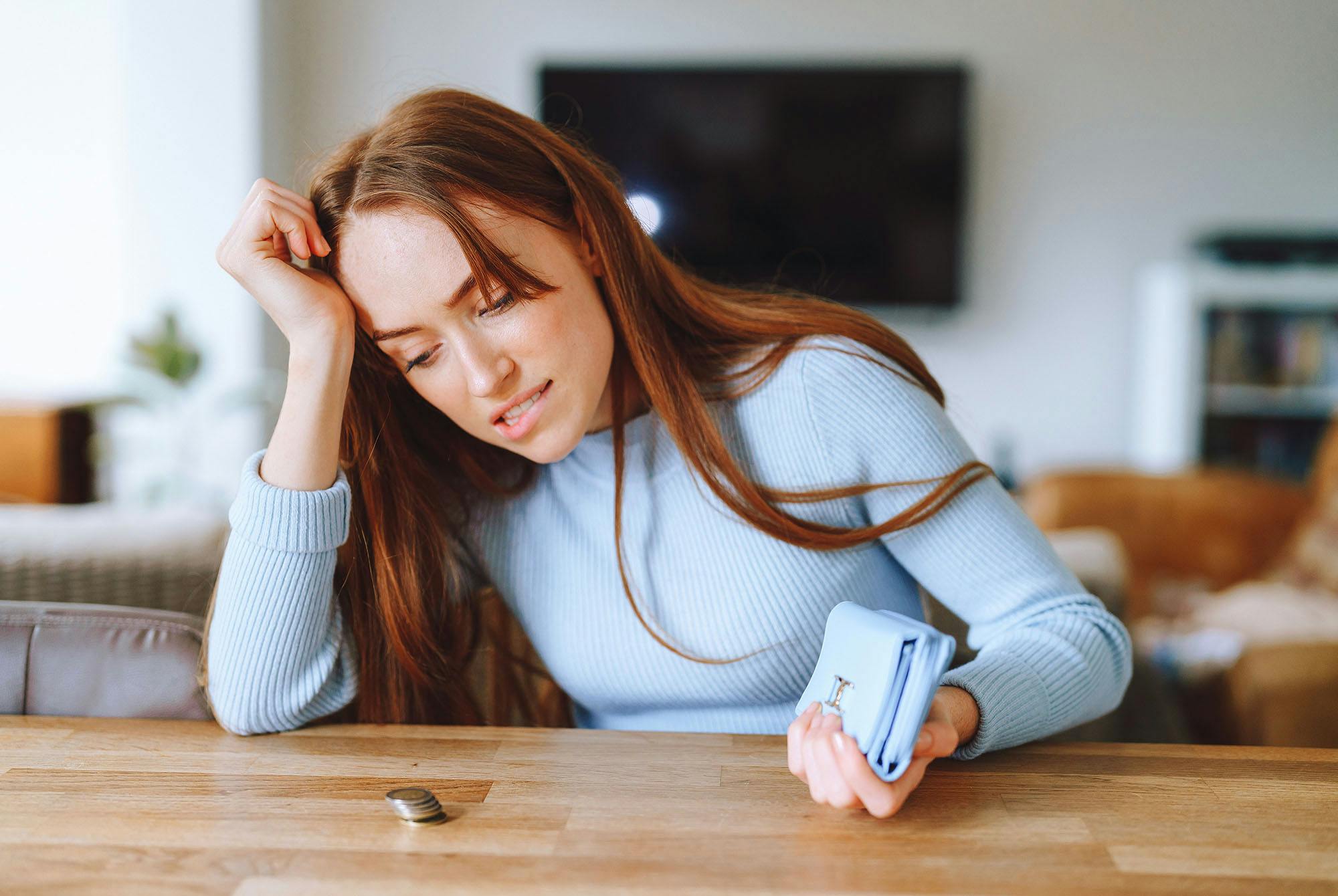 Nainen nojaa käsivarteensa