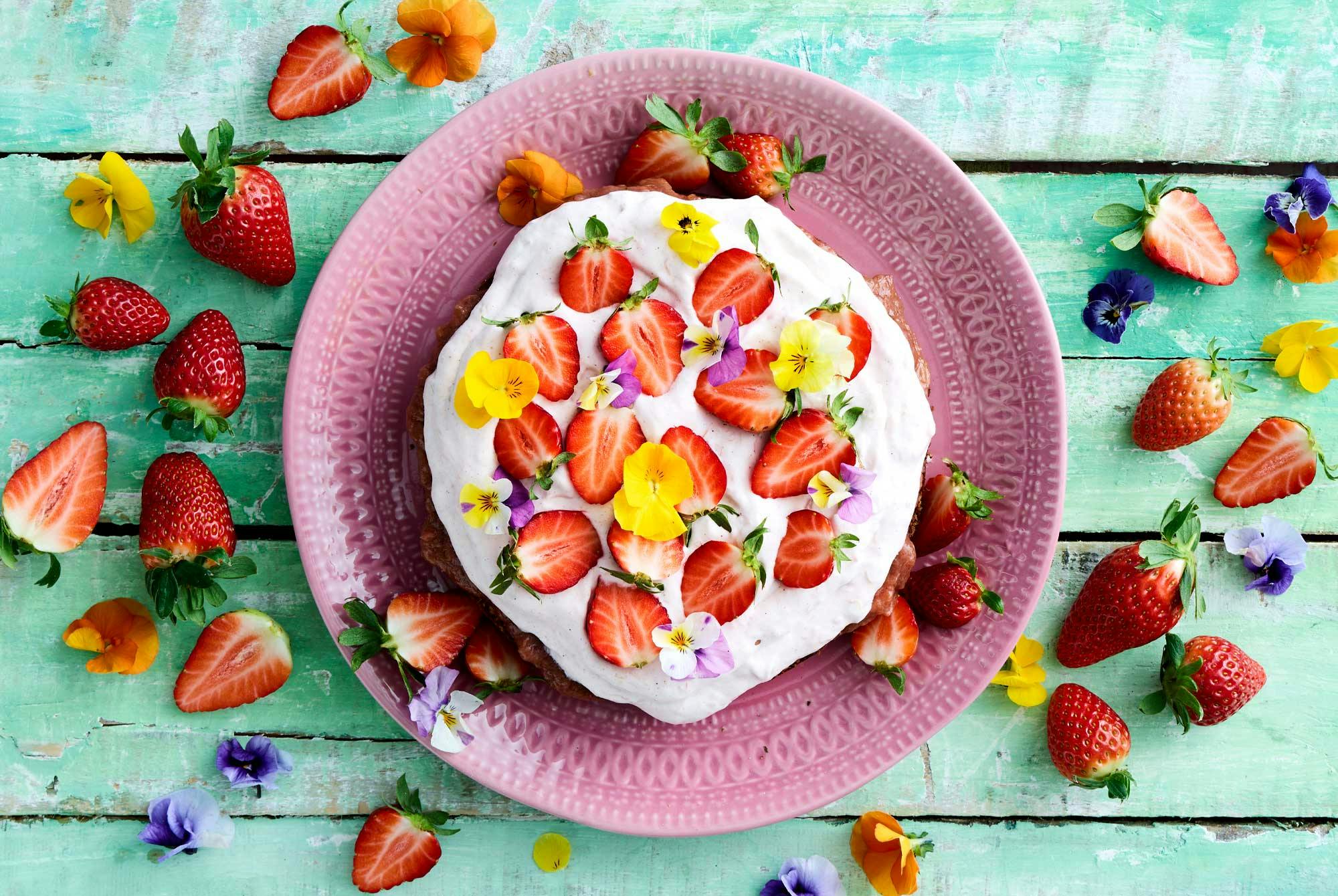 Nøttebunn med rabarbraskum