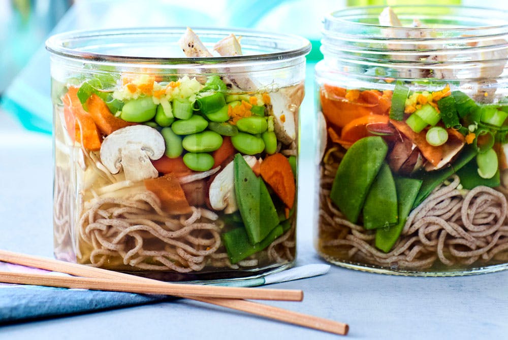 Två glas nudelsoppa med edamamebönor