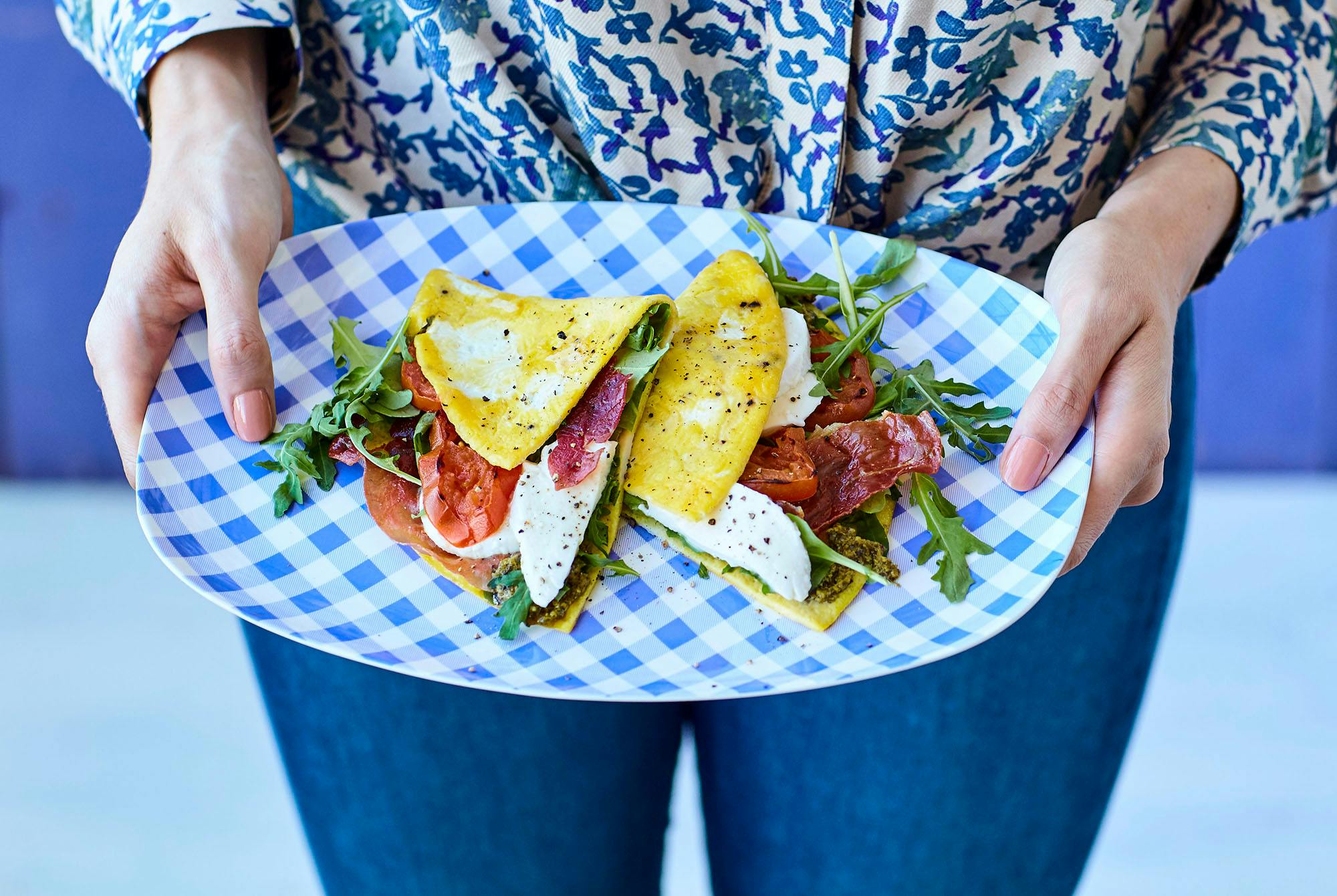 Kvinde holder tallerken med æggewrap