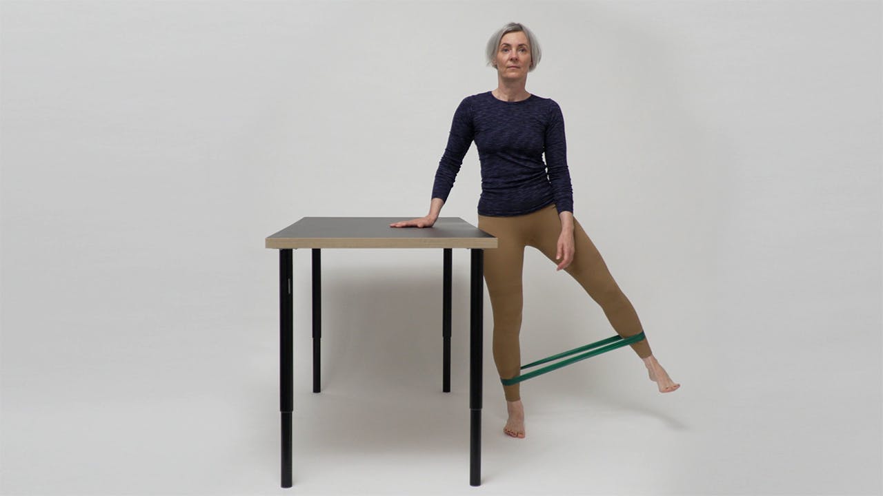 Kvinde laver slidgigt-træning