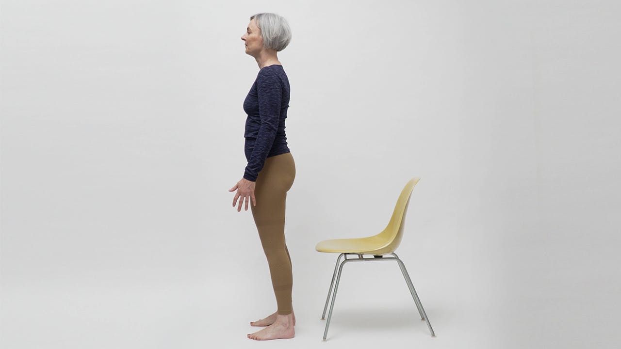 Nainen tekee nivelrikkojumppaa