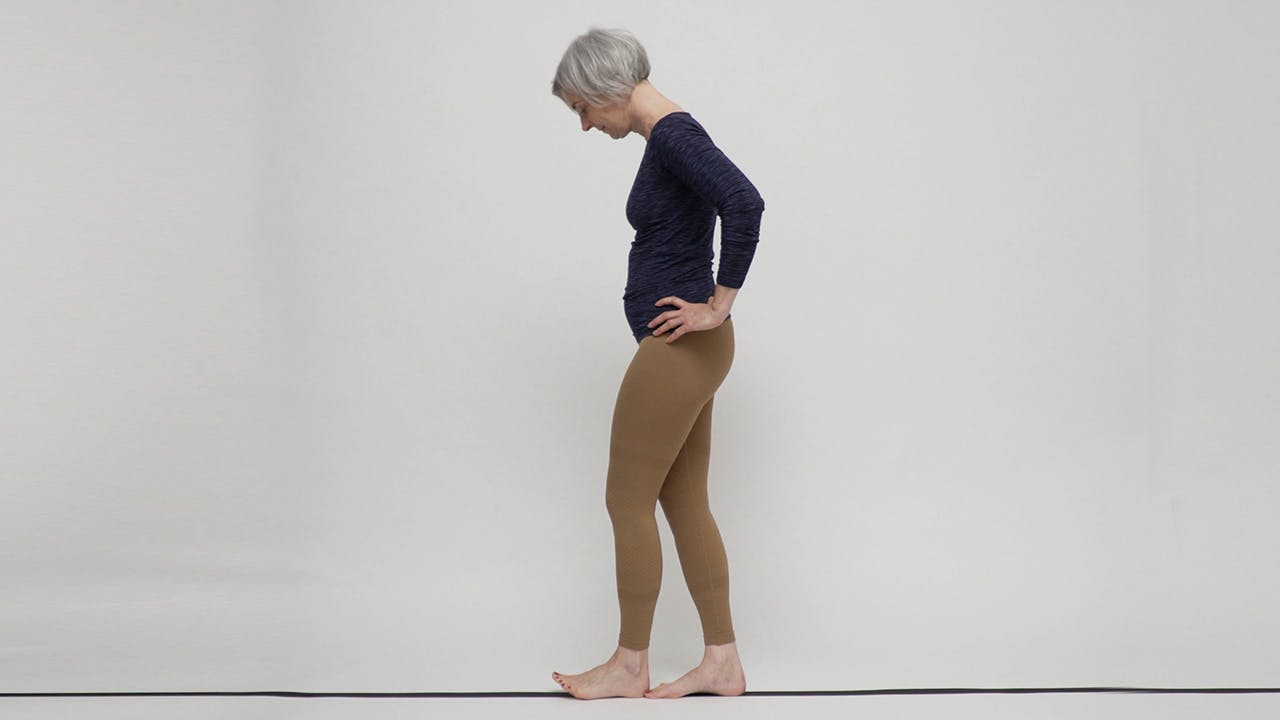 Nainen tekee nivelrikkojumppaa