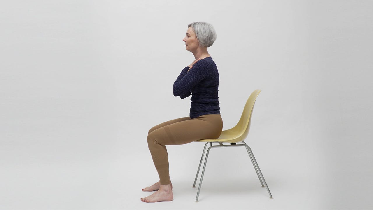 Nainen tekee nivelrikkojumppaa