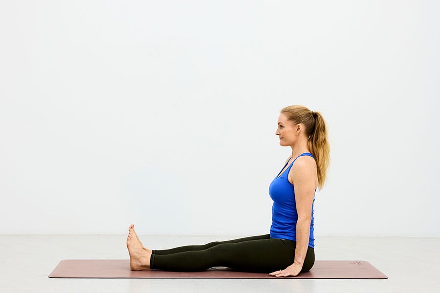 Kvinna som gör de fem tibetanerna - övning 4a