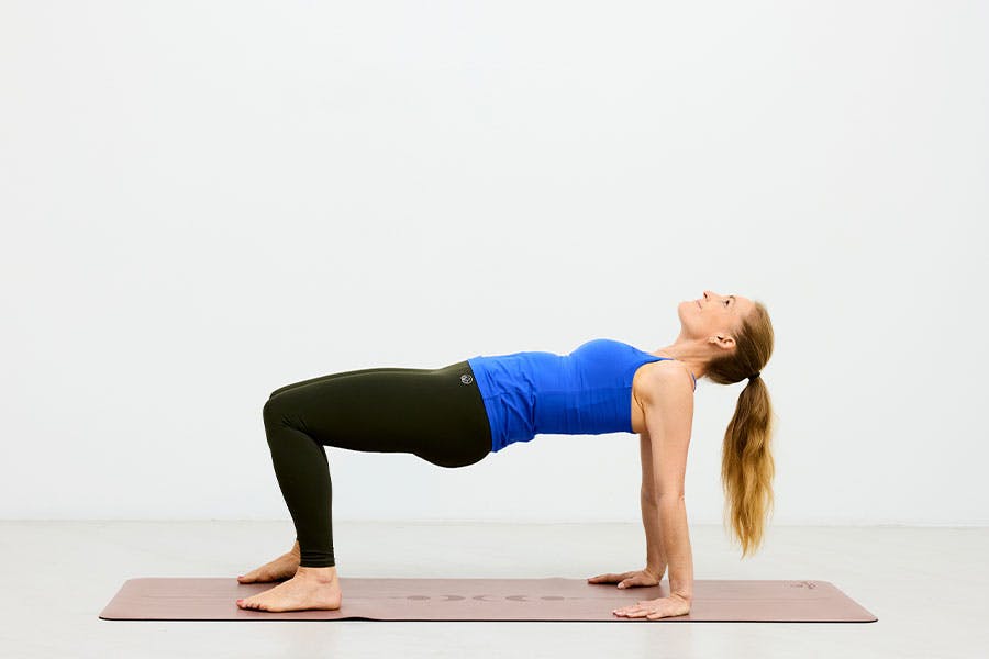 Kvinna som gör de fem tibetanerna - övning 4b