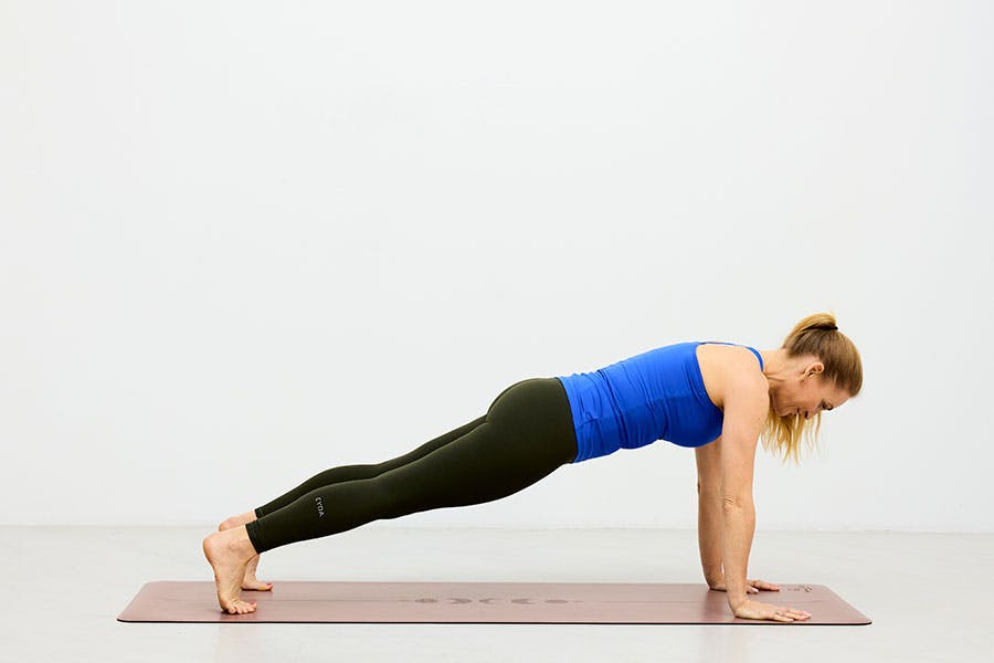 Kvinna som gör de fem tibetanerna - övning 5b