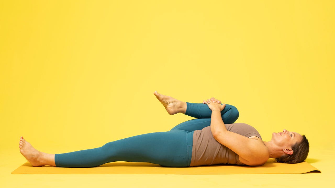 Kvinde laver øvelse mod luft i maven