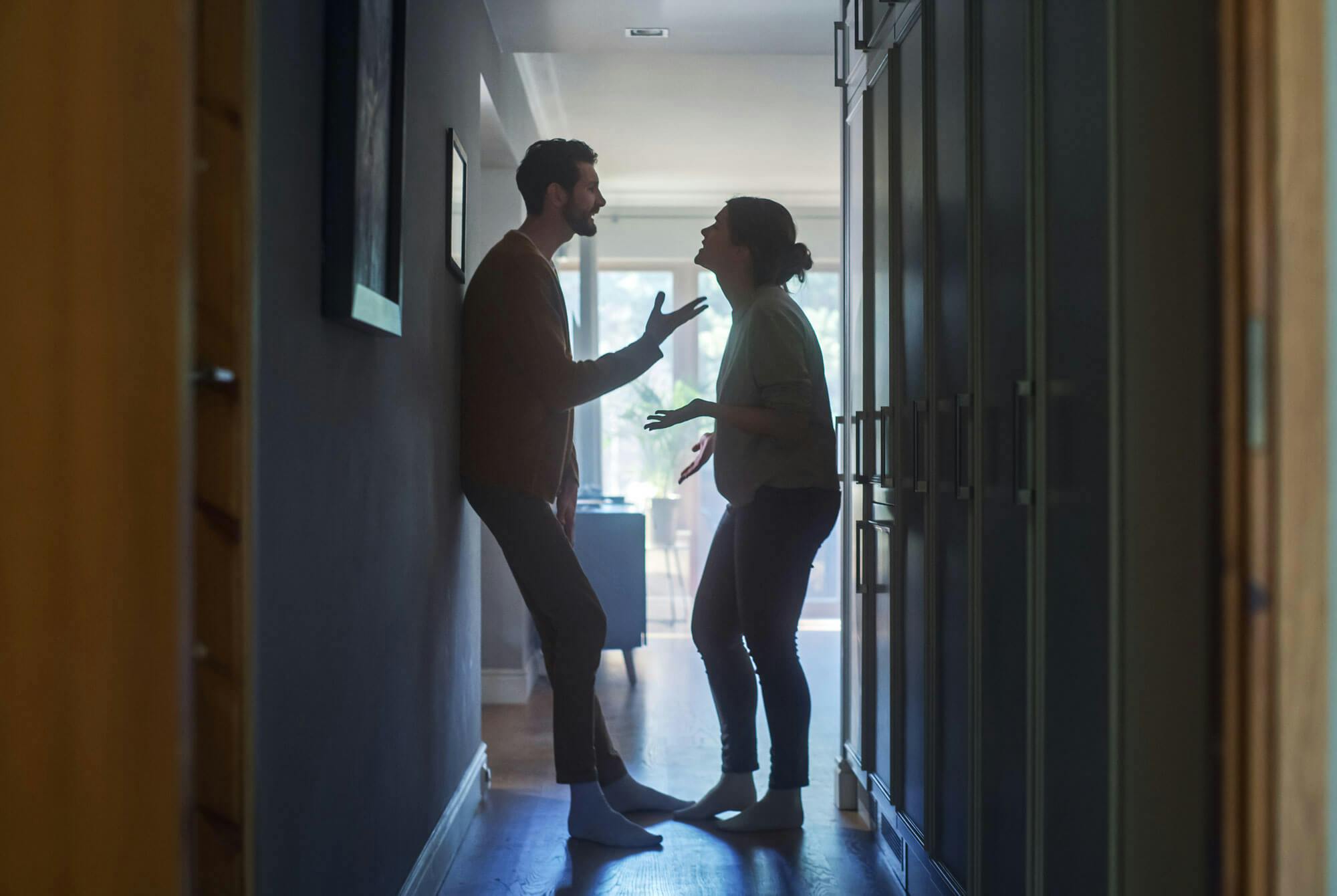 ett par bråkar på grund av den enes svartsjuka relaterat till narcissistisk personlighetstyp