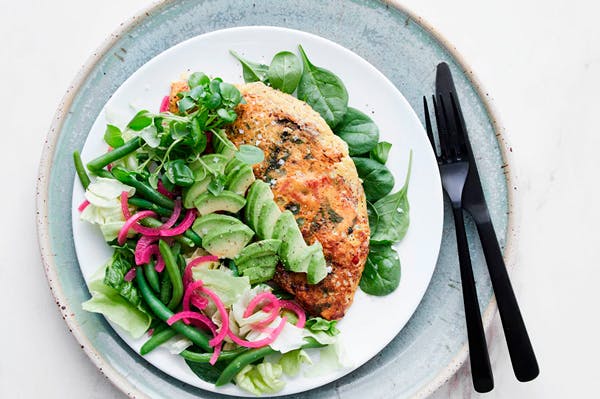 Omelet med hytteost og avocadosalat