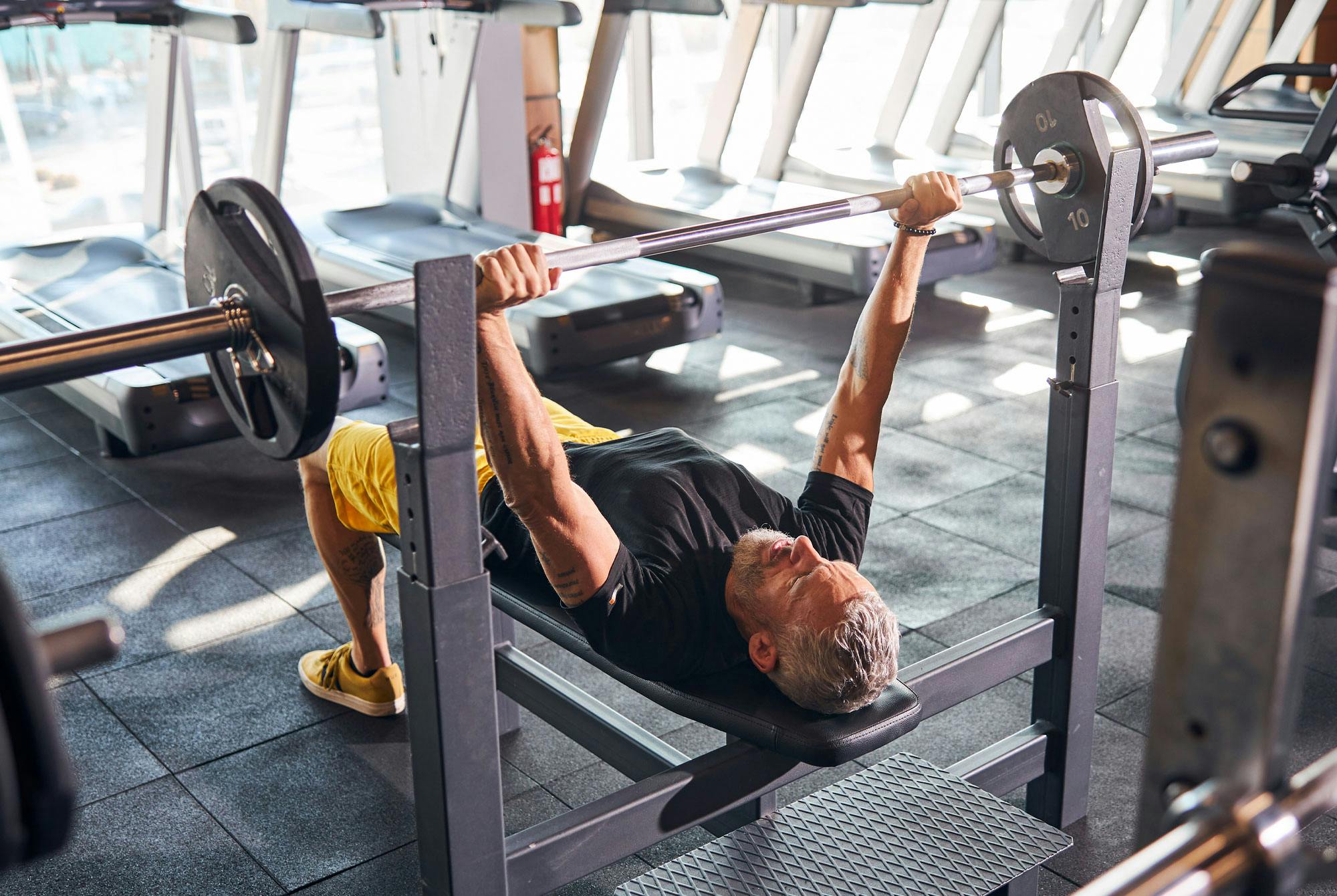 Man styrketränar på gym