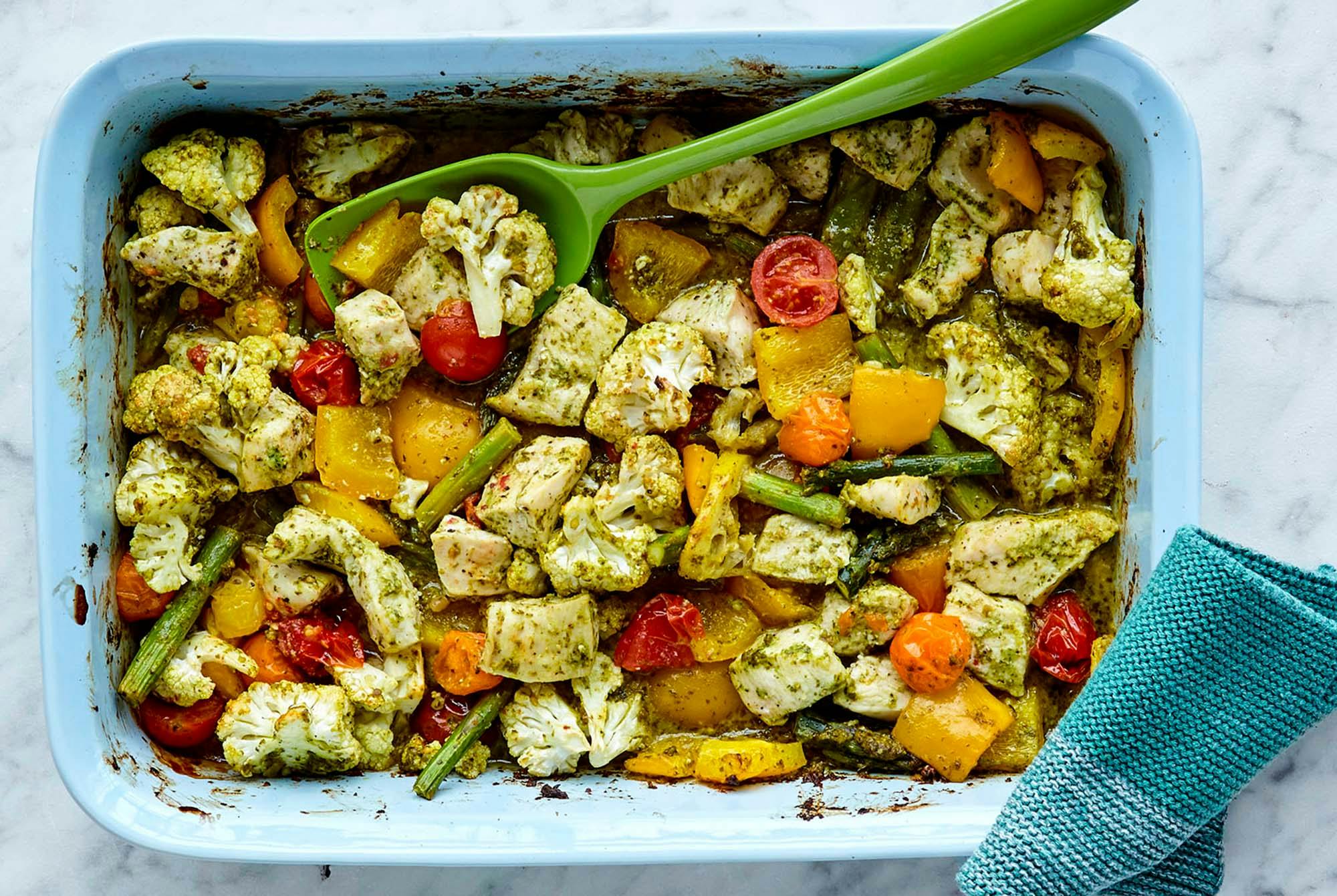Ovnbagt kylling med grøntsager og pesto