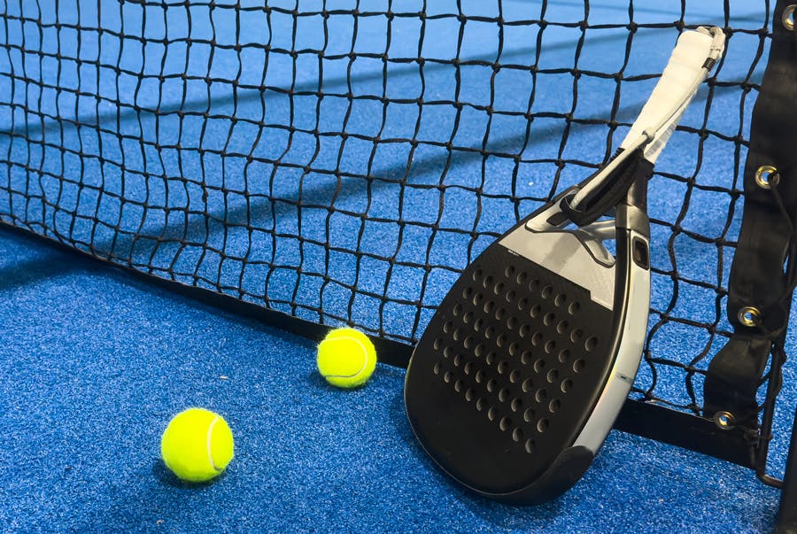 Padelracket och boll