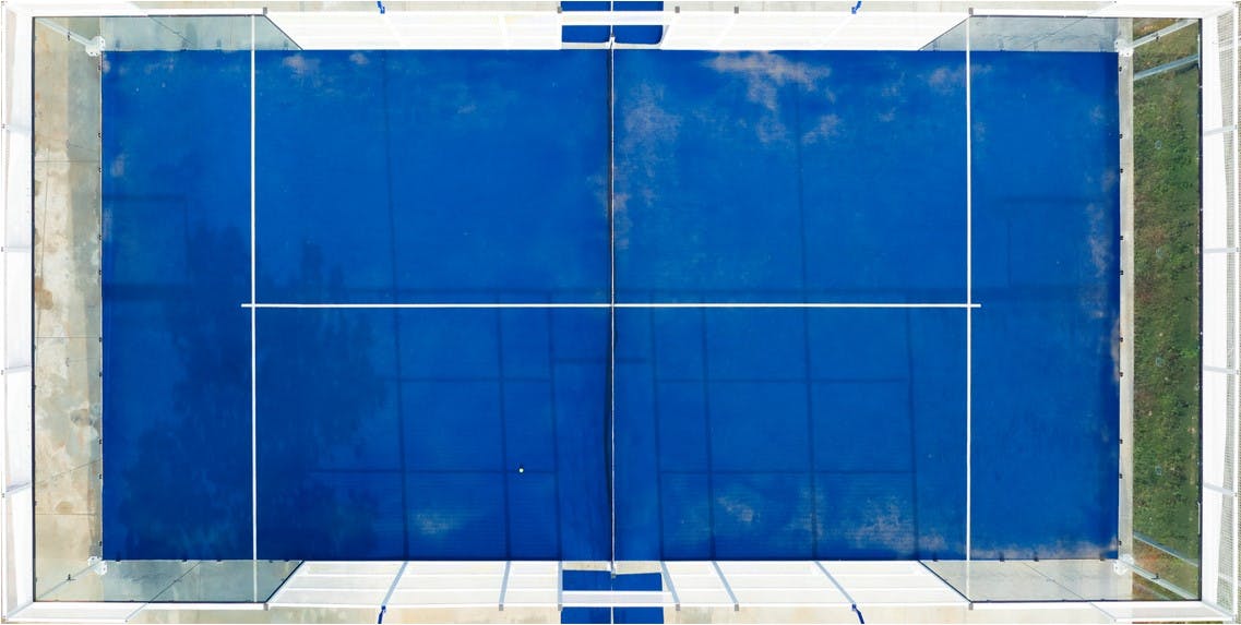 Blå padelbana