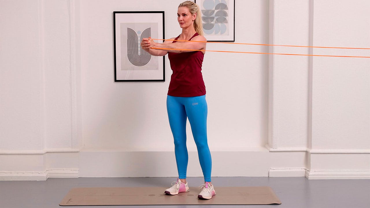 Kvinna gör pallof press