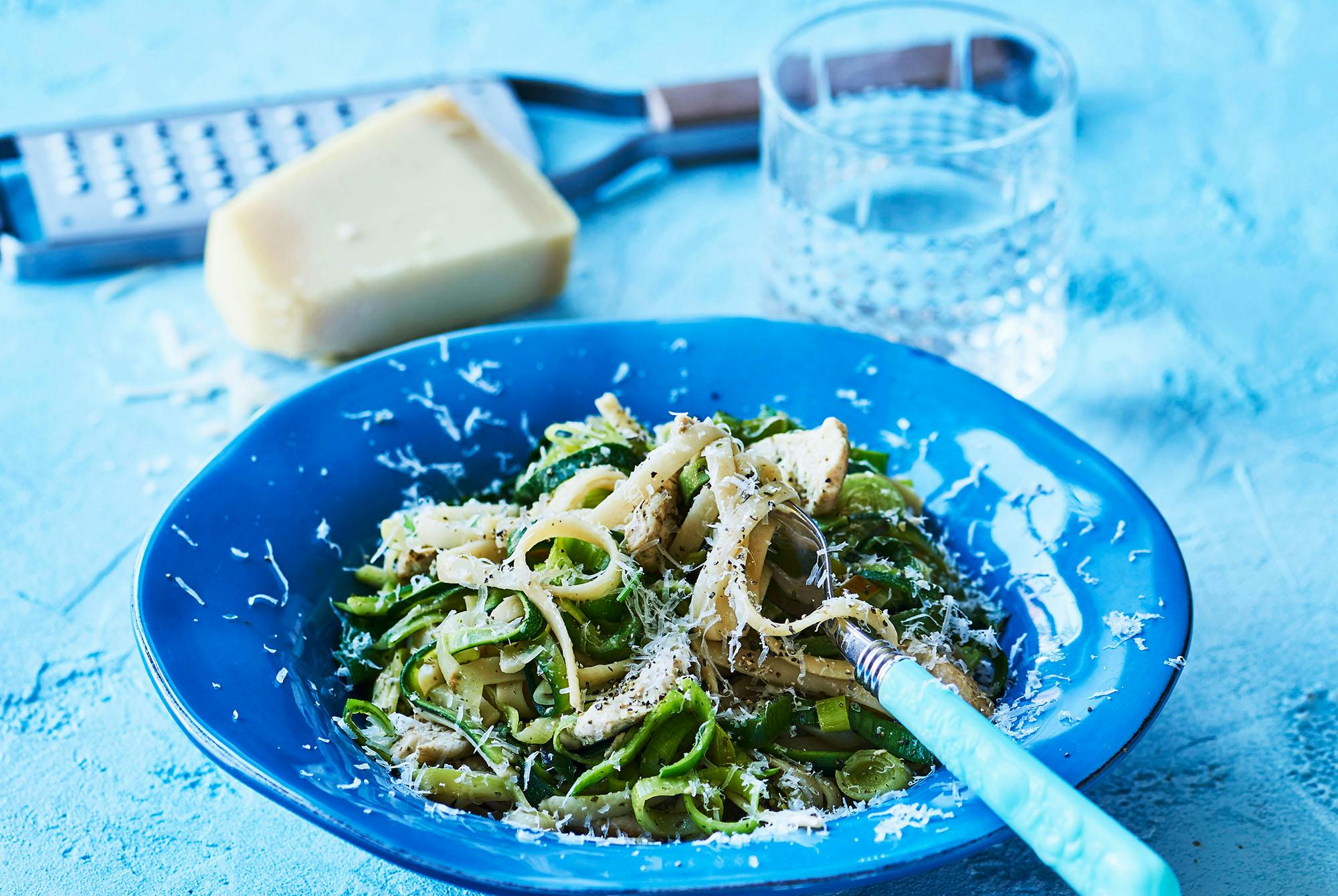 Pasta med pesto, kyckling, squash och purjolök (recept) | iform.se