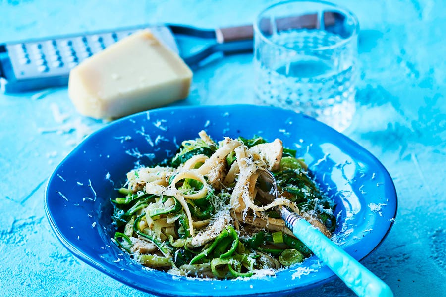 pasta med pesto, squash og kylling