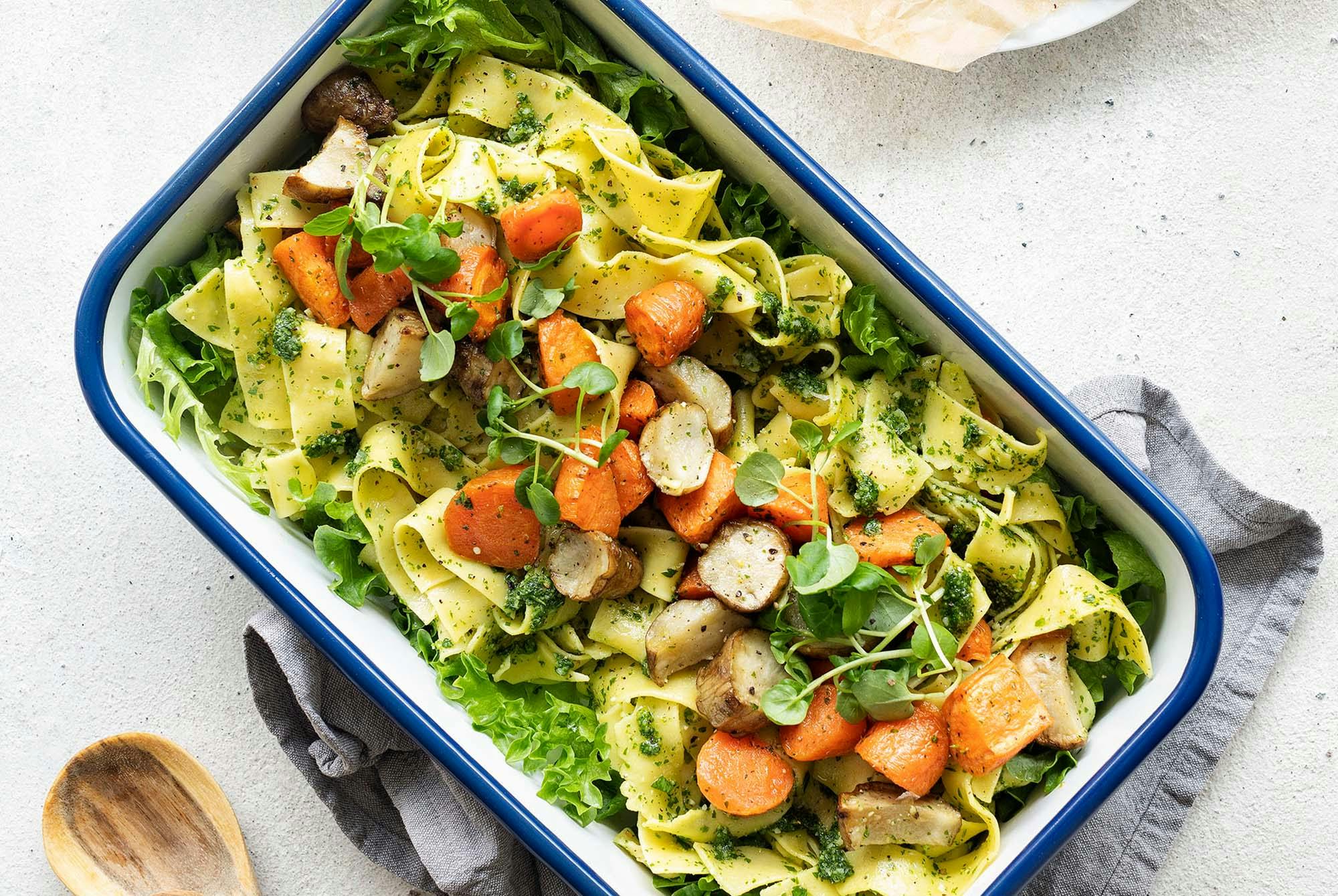 Uunijuures-pesto-pastasalaatti