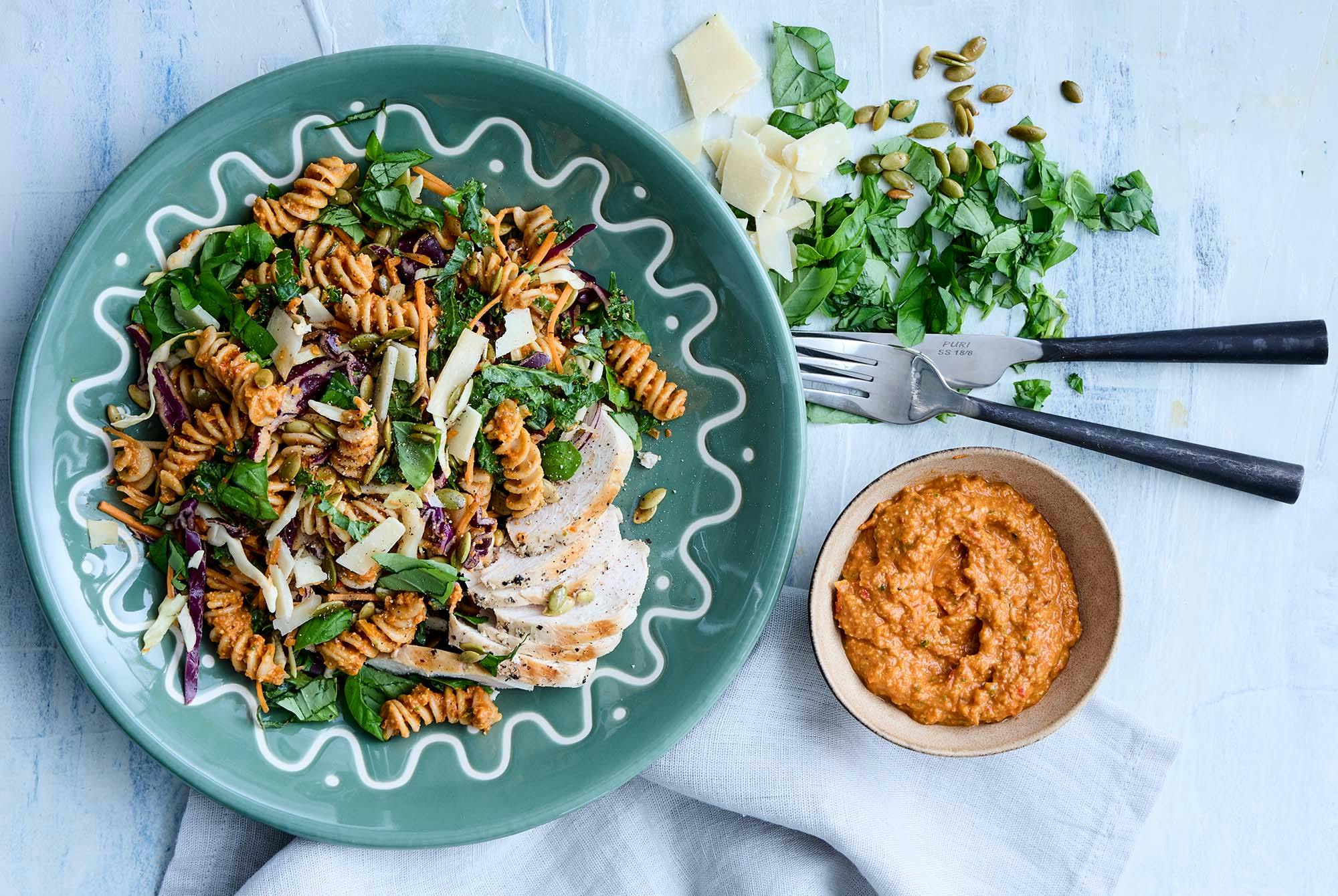 pastasallad med kyckling och röd pesto