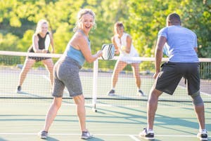 Pickleballia pelataan nelinpelinä.