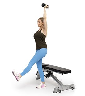 Kvinna gör pistol squat på bänk med vikter