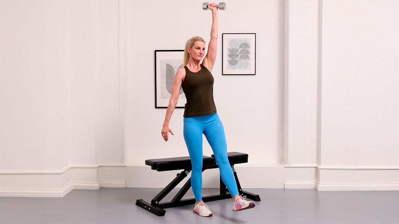 Kvinde laver pistol squat