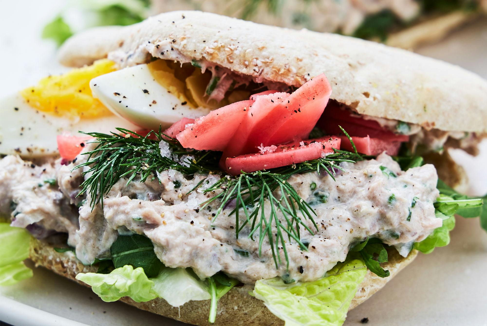 pitabröd med tonfisk och ägg