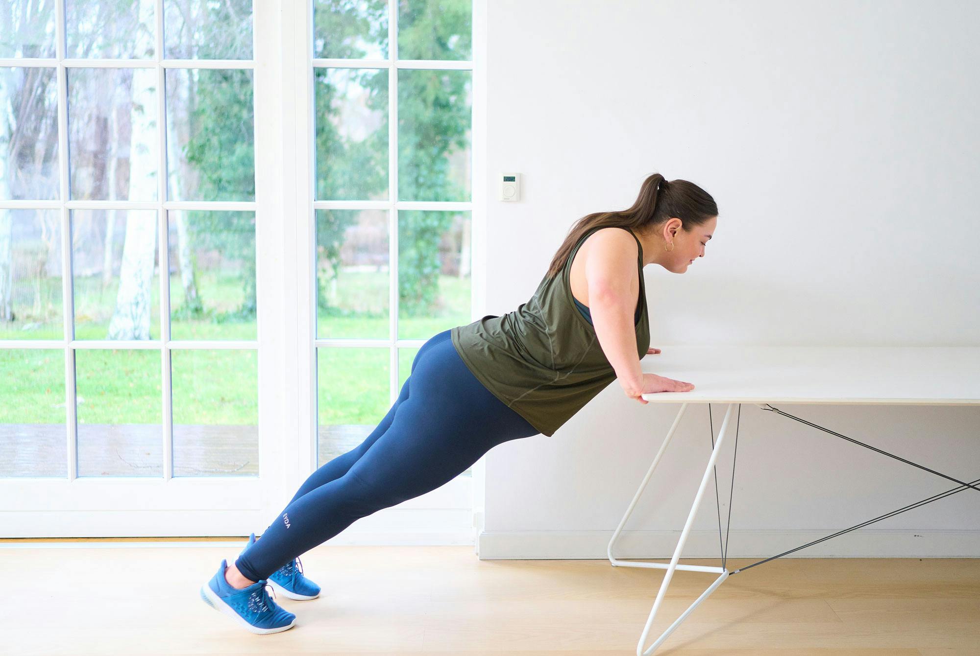 Armhävningar mot bord för den som tränat förut