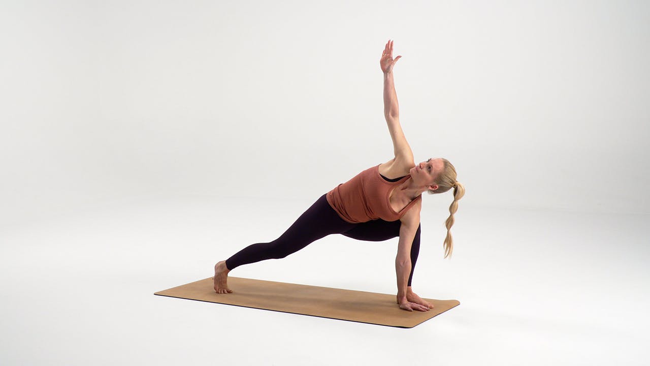 Kvinde laver høj lunge med tvist