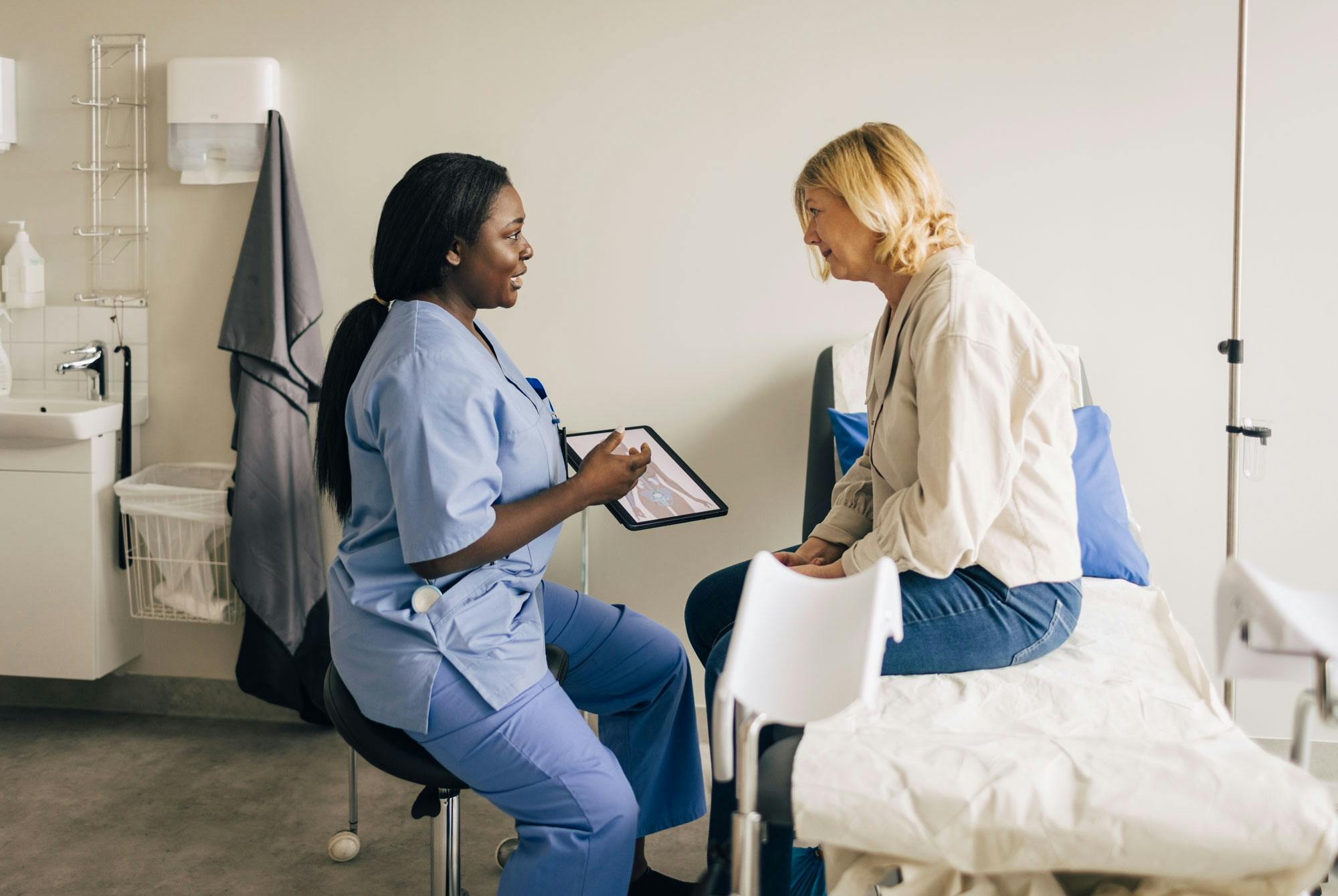 Progesteron: Overgangsalder, læge rådgiver kvinde om gestagen, progestogel og utrogestan