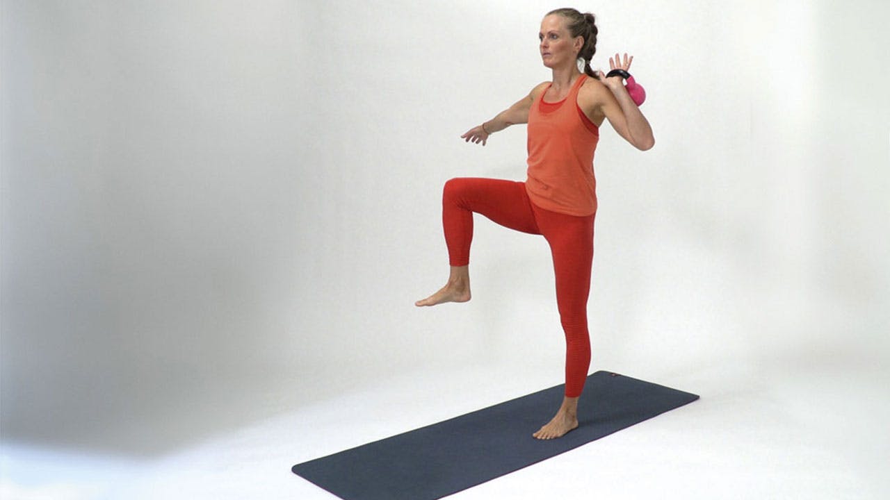 Kvinna tränar delade magmuskler