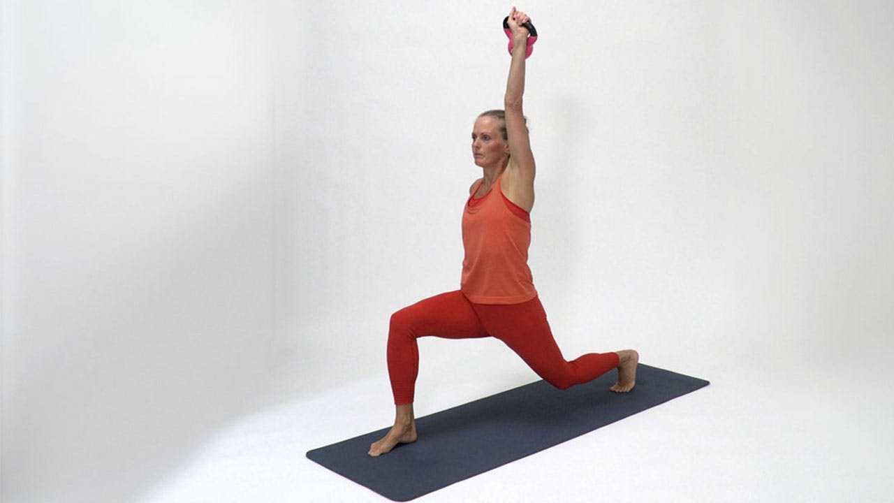 Kvinna tränar delade magmuskler