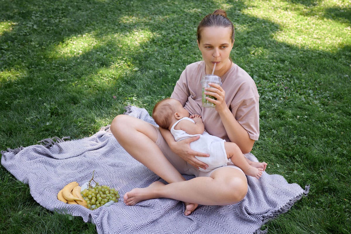 Hur mycket protein bör man få i sig när man ammar? Kvinnor som ammar sitt barn och dricker proteinsmoothies