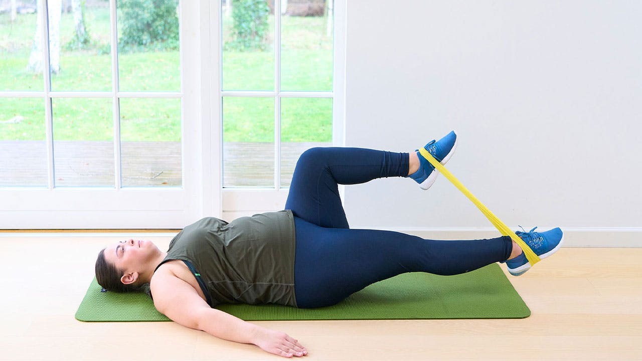 Kvinde træner styrkeprogram for overvægtige